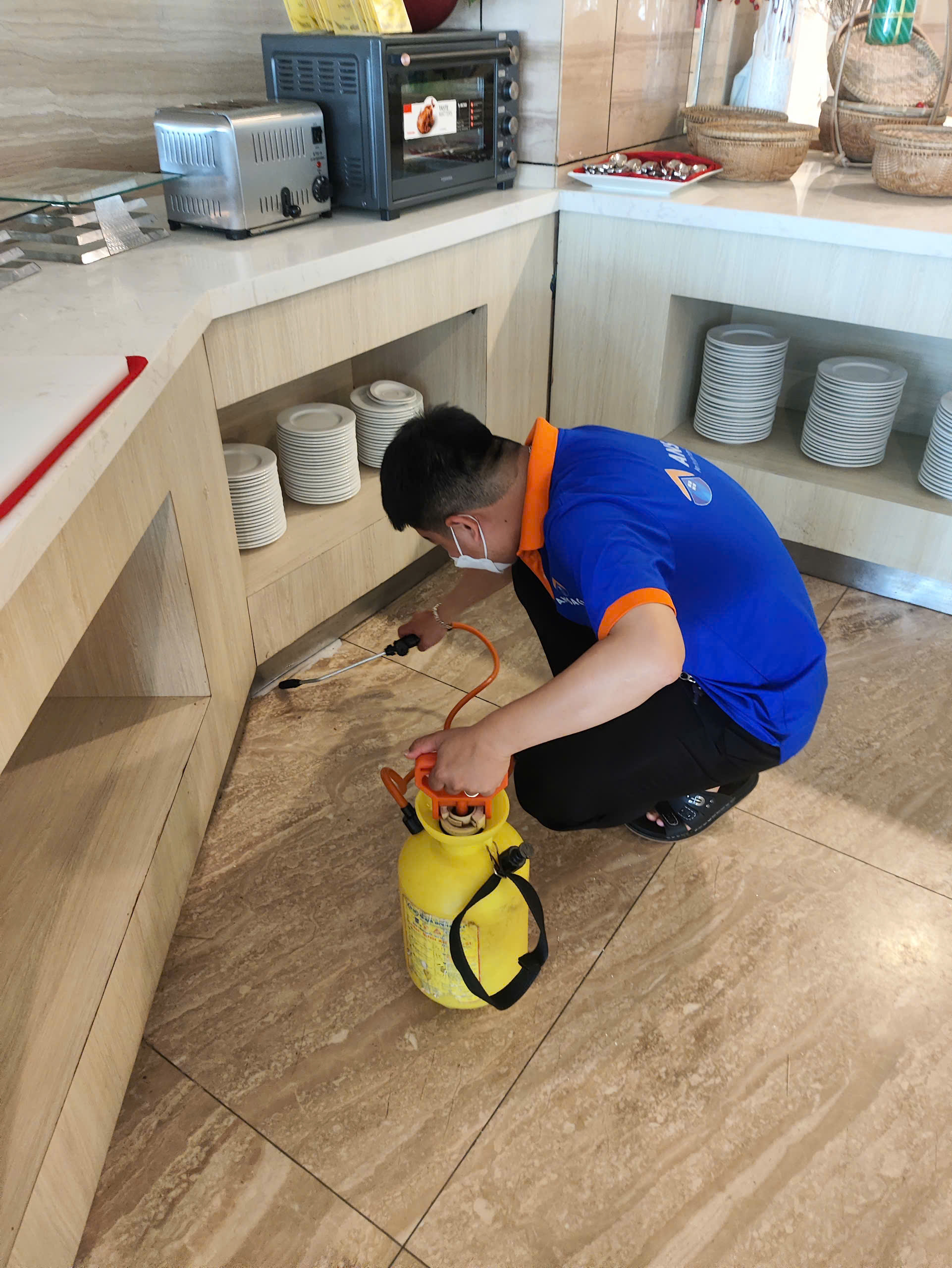 Sử dụng bình xịt côn trùng