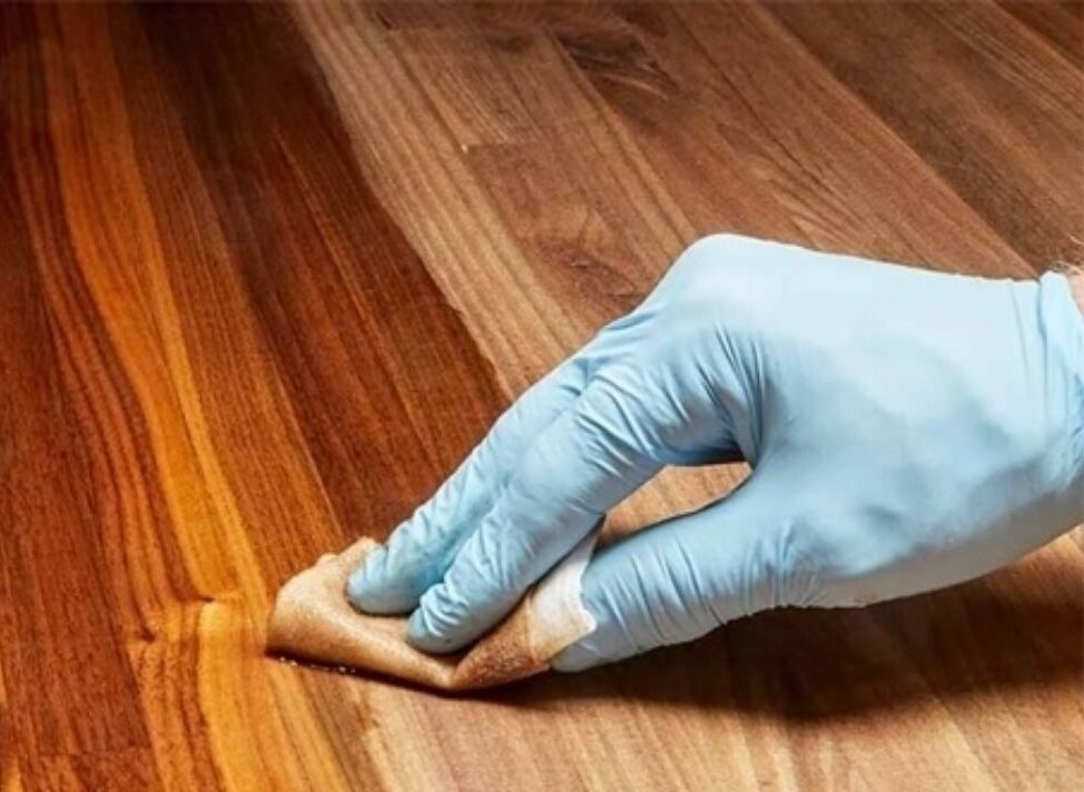 Tủ quần áo đánh vecni và phun sơn để phòng mối